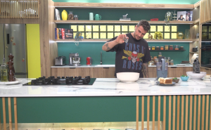 «Kitchen Lab» με τον Άκη Πετρετζίκη: Street κουζίνα, αμερικάνικο και παράδοση σε ένα μενού