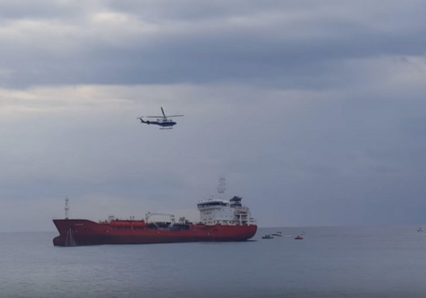 Ρυμουλκήθηκε το πετρελαιοφόρο «Aθλος» -Εκτός κινδύνου οι δύο Eλληνες ναυτικοί