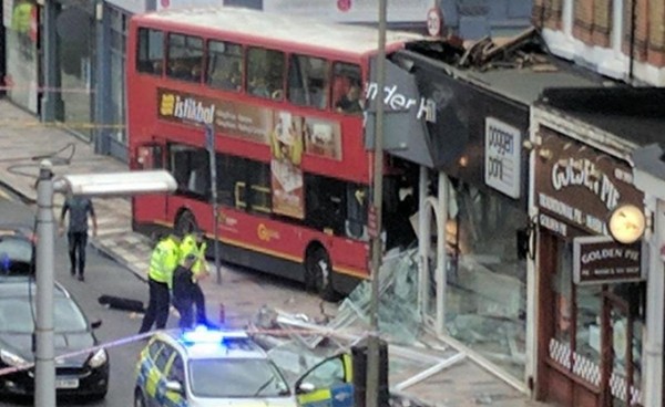 Λονδίνο: 10 οι τραυματίες από την πρόσκρουση λεωφορείου σε κατάστημα