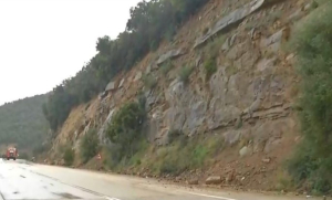 Κλειστή η παλαιά εθνική οδός Άρτας - Αμφιλοχίας λόγω νέας κατολίσθησης - Αποκομμένη οδικώς η Ήπειρος