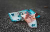 Επίδομα 300 ευρώ: Ποιοι μένουν πάλι εκτός