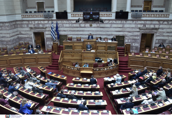 Υπερψηφίστηκε το νομοσχέδιο ΠΝΠ για ΕΦΚΑ και ΕΚΑΒ
