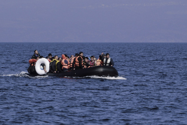 Πυρά κυβέρνησης κατά ΣΥΡΙΖΑ για προσφυγικό: Μιλάνε αυτοί που έκαναν τη χώρα hot spot