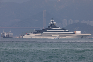 Υπερπολυτελής θαλαμηγός Ρώσου κροίσου πέρασε από τα Στενά του Ορμούζ - Μήκους 142 μέτρων