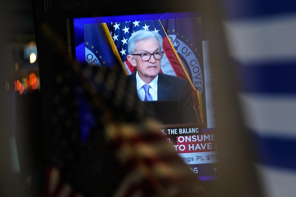 Η Fed διατήρησε αμετάβλητα τα επιτόκια, παρά τις πιέσεις Τραμπ