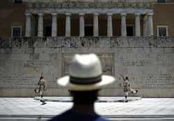 Συντάξεις: «Κόφτης» και στις κάτω από 1.300 ευρώ - Νέα κρυφή μείωση