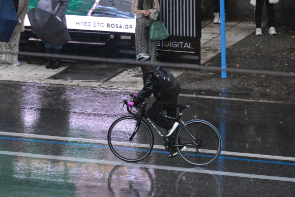 Κακοκαιρία στην Αττική: Ποτάμια οι δρόμοι από την καταιγίδα - Κυκλοφοριακό χάος