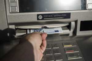 «Ιός» αναγκάζει τα ATM να «φτύνουν» λεφτά