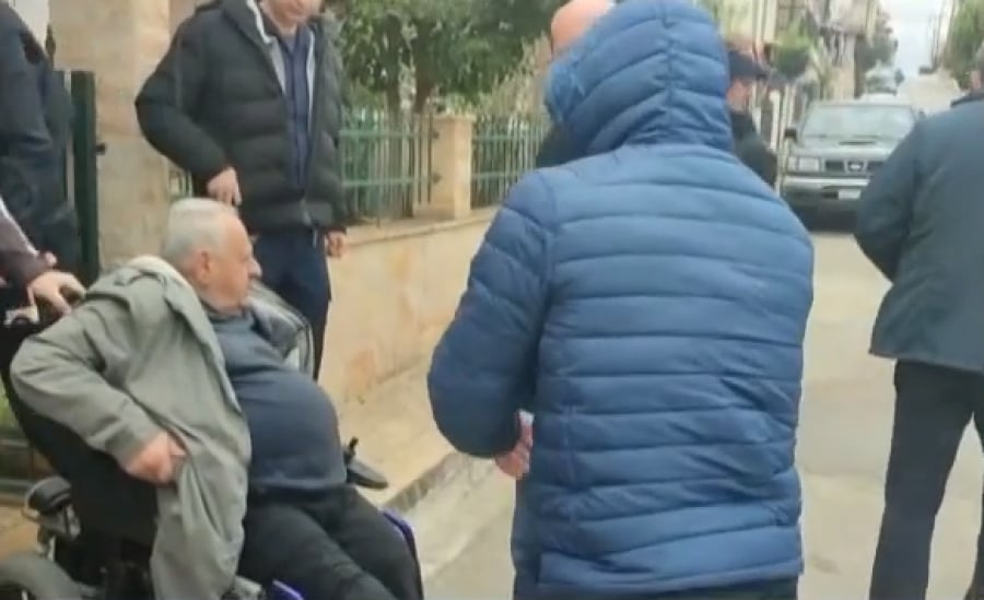 Χαλκιδική: Έξωση σε 82χρονο ανάπηρο - Του πέταξαν τα πράγματα στο δρόμο