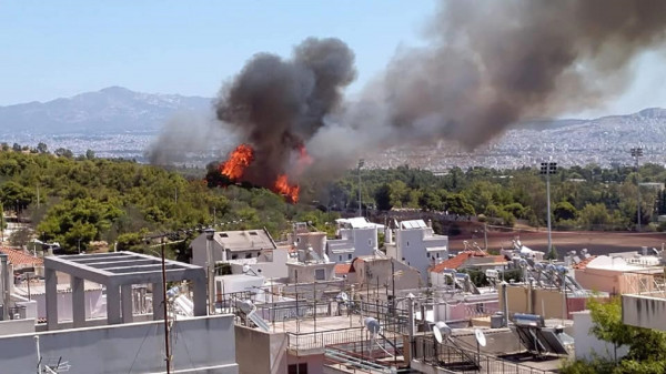 Φωτιά στο δάσος Χαϊδαρίου - Ενισχύονται οι δυνάμεις της Πυροσβεστικής (pics+video)