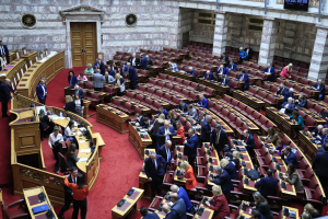 Κόντρα ΝΔ - ΠΑΣΟΚ για την προ ημερησίας: «Θα την περάσετε την εβδομάδα των Παθών»