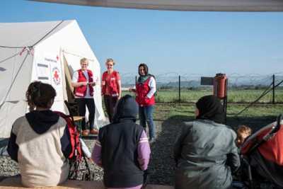 Στα κέντρα φιλοξενίας προσφύγων μέλη του Ερυθρού Σταυρού