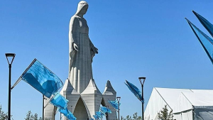 Εντυπωσιακή τελετή στην Πολωνία: Ελικόπτερα έραναν με ροδοπέταλα το μεγαλύτερο άγαλμα της Παναγίας στην Ευρώπη (Βίντεο)