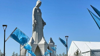 Εντυπωσιακή τελετή στην Πολωνία: Ελικόπτερα έραναν με ροδοπέταλα το μεγαλύτερο άγαλμα της Παναγίας στην Ευρώπη (Βίντεο)