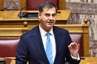 «Ουρά» του Στουρνάρα ο Θεοχάρης