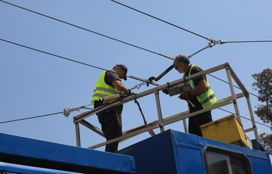 «Το τρόλεϊ το τελευταίο»: Με μικροένταση ξεκίνησε το «ξήλωμα» του δικτύου στον Πειραιά (βίντεο)