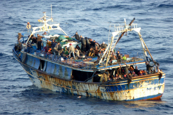 Ο Σαλβίνι απαγορεύει την αποβίβαση 135 μεταναστών από ένα σκάφος της ιταλικής ακτοφυλακής που τους διέσωσε