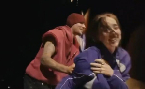 Όταν ο Τζάστιν Μπίμπερ ανέβασε στη σκηνή τη Μπίλι Άιλις για το «One Less Lonely Girl» (Βίντεο)