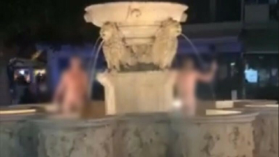 Βγήκαν από τα ρούχα τους στο Ηράκλειο: Βούτηξαν γυμνοί... σε συντριβάνι (βίντεο)