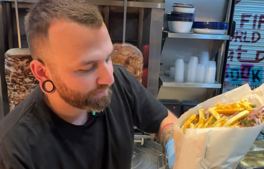 Έλληνας που ζει στο Λονδίνο παρασκευάζει τυλιχτό με γύρο τέσσερα κιλά και τρελαίνει τους Βρετανούς