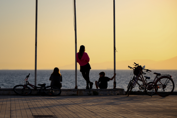 Καιρός αύριο: Παραμένουν οι υψηλές θερμοκρασίες - Πού θα βρέξει από το μεσημέρι