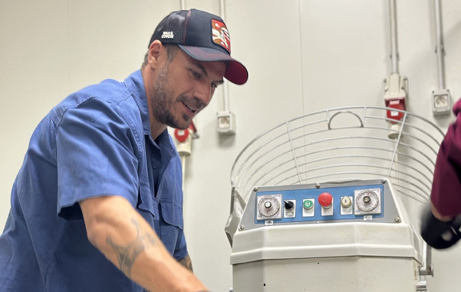 «Akis’ Food Tour»: Το πιο γευστικό ταξίδι συνεχίζεται στην Καβάλα με τον Άκη Πετρετζίκη