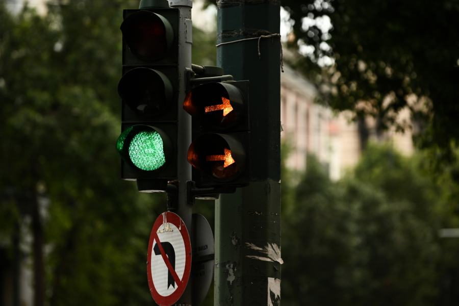 Διακοπή κυκλοφορίας στη λεωφόρο Αλεξάνδρας - Κίνδυνος πτώσης φαναριού λόγω των ανέμων