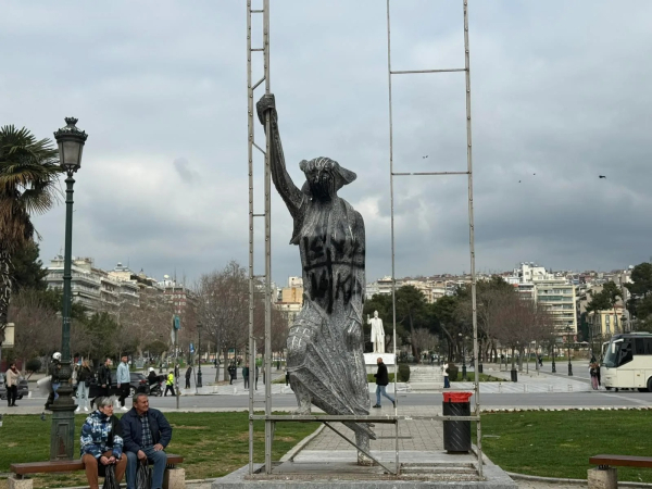 Θεσσαλονίκη: Άγνωστοι βανδάλισαν το άγαλμα «γυναίκα σε λεωφορείο» (Βίντεο)