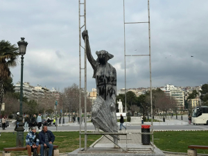 Θεσσαλονίκη: Άγνωστοι βανδάλισαν το άγαλμα «γυναίκα σε λεωφορείο» (Βίντεο)