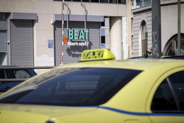 Γυναίκα γέννησε μέσα σε ταξί στο κέντρο της Αθήνας (vid)