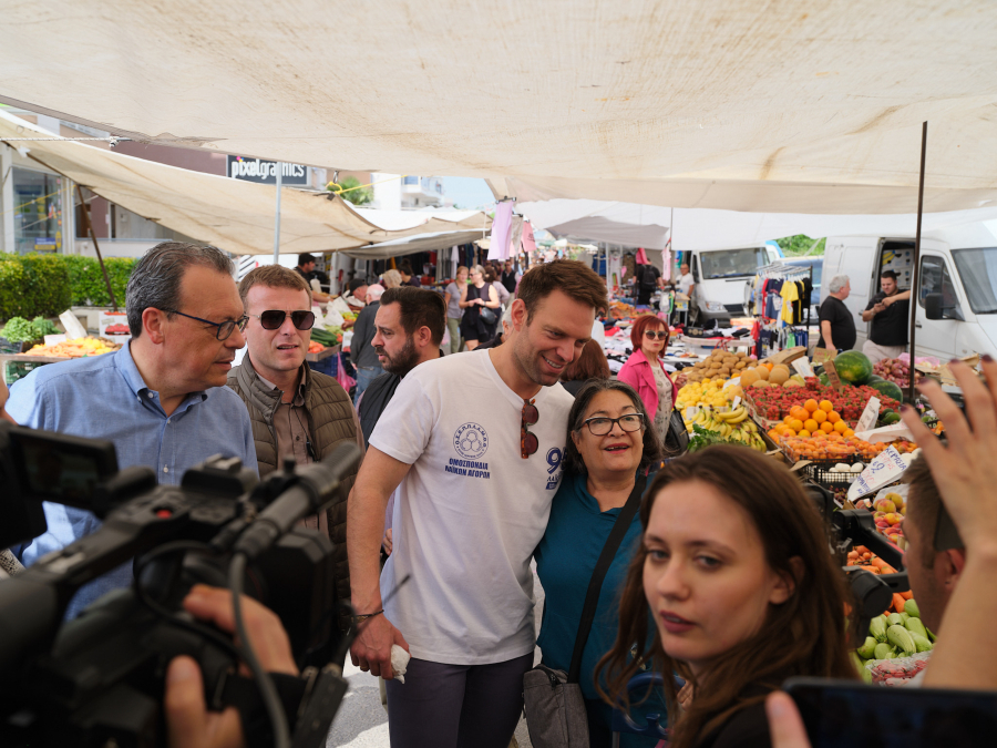 Περιοδεία του Στέφανου Κασσελάκη στη λαϊκή αγορά της Περαίας Θεσσαλονίκης