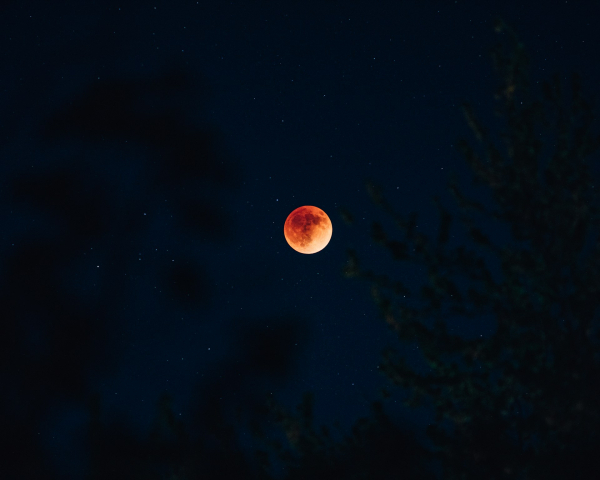 Απόψε το «ματωμένο» φεγγάρι του Μαρτίου: Γιατί δεν θα δούμε την έκλειψη Σελήνης στην Ελλάδα, δείτε εδώ LIVE