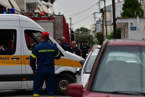 Φριχτός θάνατος άνδρα στη Λάρισα: Πήρε φωτιά σε μπαλκόνι και πέφτοντας καρφώθηκε σε κάγκελα