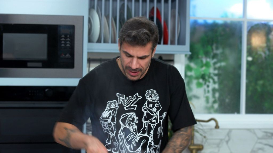 «Kitchen Lab»: Ο Άκης Πετρετζίκης σερβίρει ελληνικό και μεσογειακό μενού με γεύσεις που ξεχωρίζουν