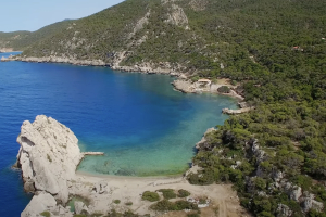 Η ελεύθερη παραλία κοντά στην Αθήνα με τη φυσική πισίνα που θα σε μαγέψει