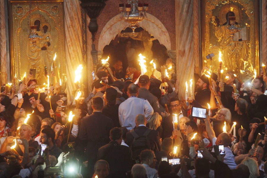 Live η αφή του Αγίου Φωτός στον Ναό της Αναστάσεως στα Ιεροσόλυμα, πλήθος πιστών στον Πανάγιο Τάφο