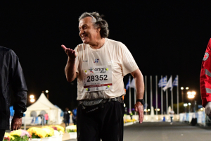 Αποθέωση για τον τελευταίο του Μαραθωνίου: «Να έχουμε την υγεία μας να μπορούμε να τρέχουμε»