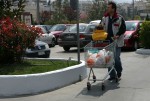 Στο κυνήγι των προσφορών από τα σούπερ μάρκετ