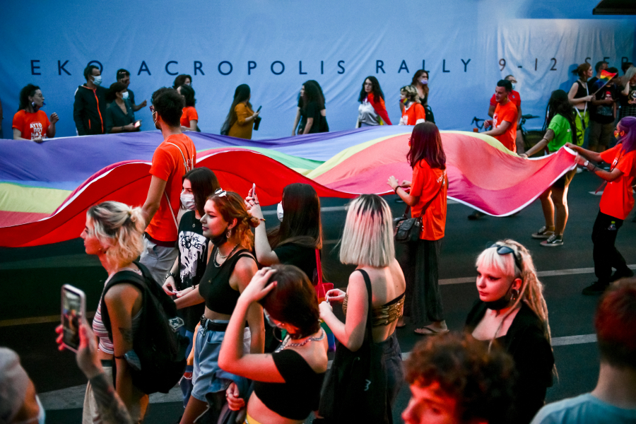 Σοκαριστική έκθεση: «Διορθωτικοί» βιασμοί και «θεραπείες» από ιερείς σε ΛΟΑΤΚΙ άτομα στην Ελλάδα