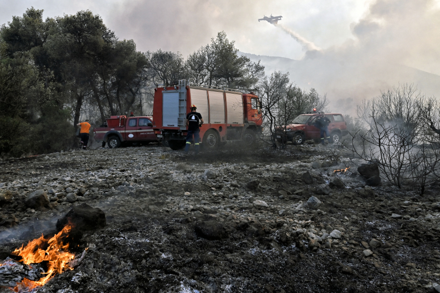Φθιώτιδα: Μαίνεται η φωτιά στο Μαρτίνο