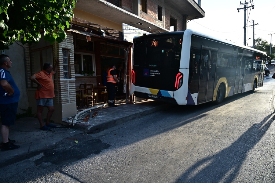 Μενίδι: Λύθηκε το χειρόφρενο λεωφορείου και κατέληξε σε ταβέρνα