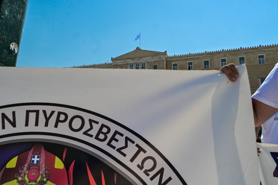 Εν μέσω πύρινης κόλασης η κυβέρνηση «θυμήθηκε» να εγκρίνει τις υπερωρίες των εποχικών πυροσβεστών