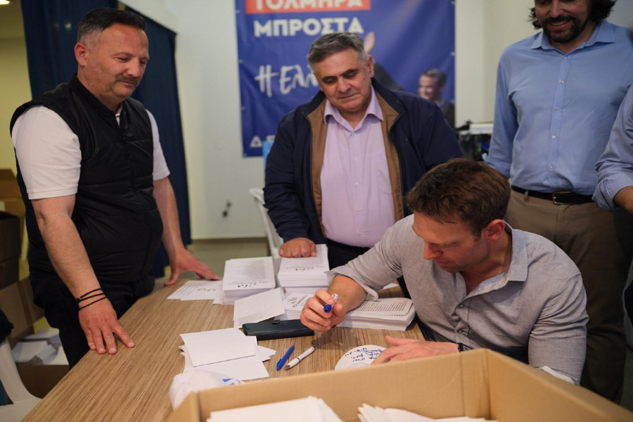 Κιλκίς: Ο Κασσελάκης πέρασε από το εκλογικό κέντρο της ΝΔ, υπέγραψε καπελάκι