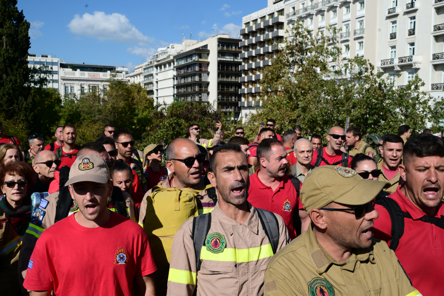 Έξω από τη Βουλή οι εποχικοί πυροσβέστες μετά τα χθεσινά επεισόδια