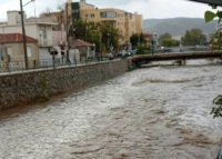 Η κακοκαιρία χτύπησε τον Βόλο - Μετατράπηκαν σε ποτάμια οι δρόμοι, έπεσε χοντρό χαλάζι (Εικόνες)