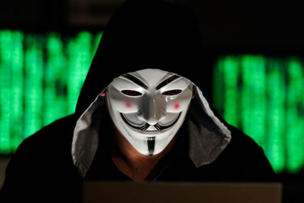 Anonymous: Υποστηρίζουν ότι «χάκαραν» το Κρεμλίνο και απειλούν με «αποκαλύψεις των μυστικών της Ρωσίας»