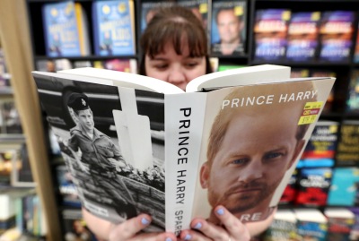 «Σπάει» τα ταμεία το βιβλίο του πρίγκιπα Χάρι - Κονταροχτυπιέται με τον Χάρι Πότερ