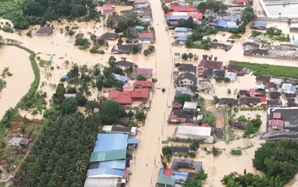 Φονικές πλημμύρες στην Ταϊλάνδη, 33 νεκροί: Οι χειρότερες των τελευταίων 300 ετών, έπληξαν 980.000 σπίτια (Βίντεο)