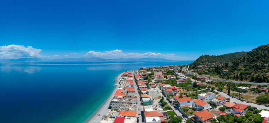 Το «Μαϊάμι» της Πελοποννήσου – Το χωριό όπου κάθε σπίτι έχει δική του παραλία!