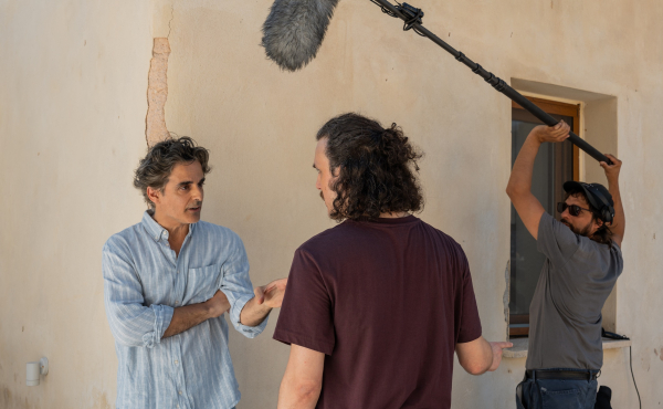 «Δυο Μαύρα Πουκάμισα»: Backstage φωτογραφίες από τα γυρίσματα της νέας σειράς του MEGA